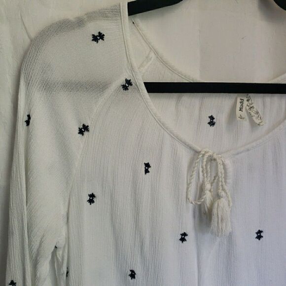 Mudd Boho Shirt White Navy Blue Embroidered Elastic 3/4 Sleeve Cuff Women Size L - Picture 2 of 10